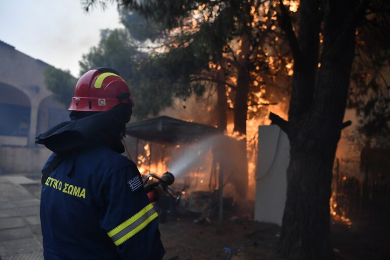 Η επόμενη ημέρα στη ΒΑ Αττική: Συνεχίζεται η καταγραφή των ζημιών – Πλιάτσικο στα καμένα με 17 προσαγωγές και μια σύλληψη