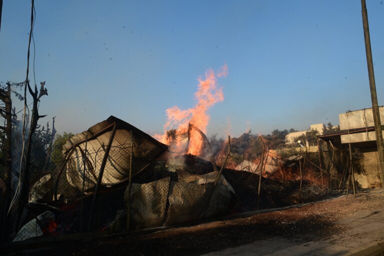 Φωτιά στη ΒΑ Αττική: Αγώνας δρόμου του ΔΕΔΔΗΕ για την ταχύτερη επανηλεκτροδότηση των πληγεισών περιοχών