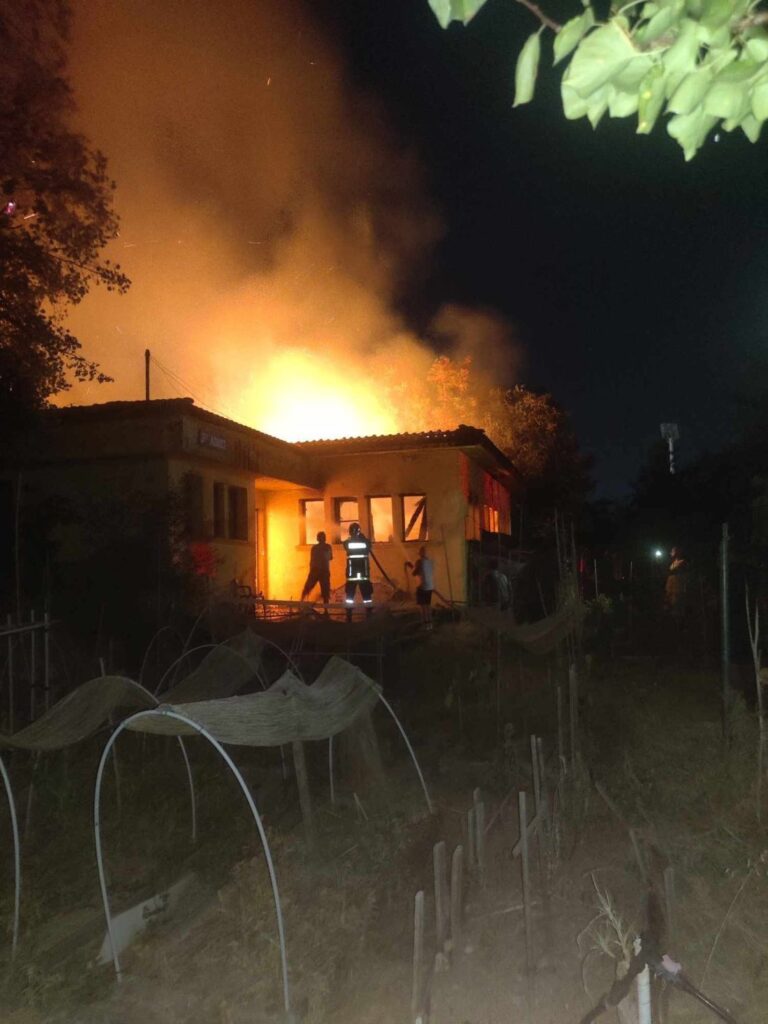 Θεσσαλονίκη: Υπό έλεγχο η φωτιά στο πρώην στρατόπεδο Καρατάσιου – Επιτηρείται η περιοχή για αναζωπυρώσεις