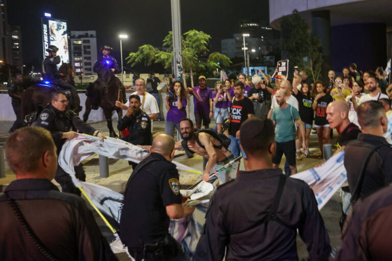 Ισραήλ: Σχέδιο άμυνας αλλά και διαδηλώσεις υπέρ της κατάπαυσης πυρός – Το Ιράν απειλεί με «βαθύτερα πλήγματα»