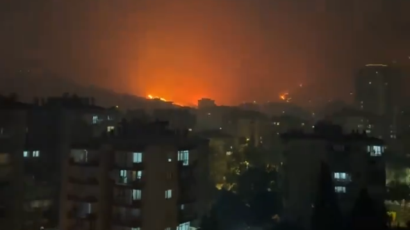 Τουρκία: Μάχη με τις φλόγες για δεύτερη νύχτα στo Κορδελιό – «Κοκκίνησε» ο ουρανός στη Σμύρνη