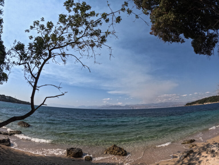 Ο καιρός με τον Παναγιώτη Γιαννόπουλο: Μελτέμι και ζέστη σήμερα – Θα φτάσουν ακόμη και τα 7 μποφόρ οι άνεμοι