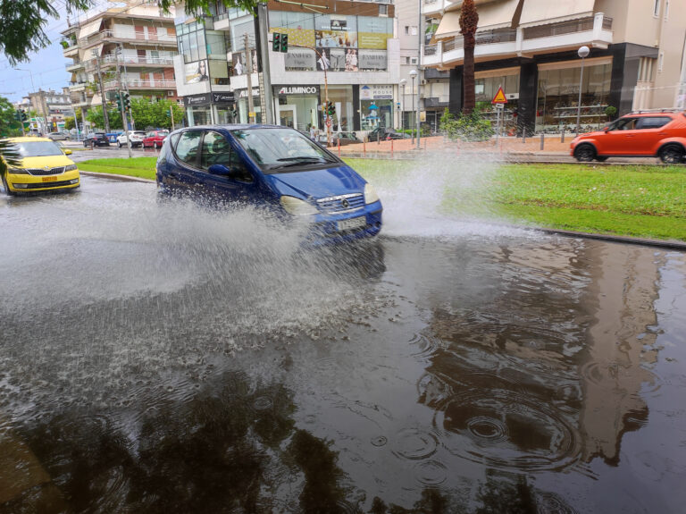 Επικαιροποίηση έκτακτου δελτίου: Επιμένουν οι καταιγίδες στην Αττική – 112 για έντονα καιρικά φαινόμενα στην Πελοπόννησο
