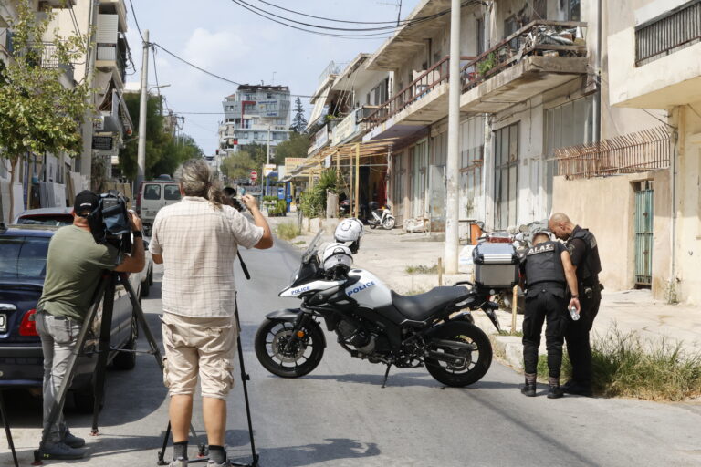 Κερατσίνι: Βίντεο ντοκουμέντο από τη στιγμή που η ομάδα ΔΙΑΣ εντοπίζει το τσαντάκι με τις χειροβομβίδες