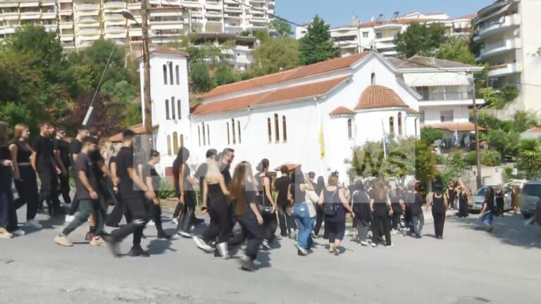 Βέροια: Θρήνος και οργή στην κηδεία του 19χρονου – «Να μη σκοτωθούν άλλα παιδιά, όπως σκοτώθηκε το δικό μας»