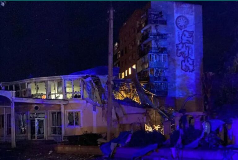 Ουκρανία: Δύο δημοσιογράφοι τραυματίστηκαν και ένας τρίτος αγνοείται έπειτα από ρωσικό πλήγμα σε ξενοδοχείο του Κραματόρσκ