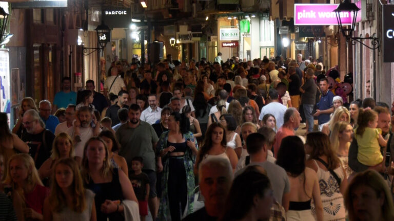 Το αδιαχώρητο στην αγορά της Μυτιλήνης τη «Λευκή νύχτα» (βίντεο)