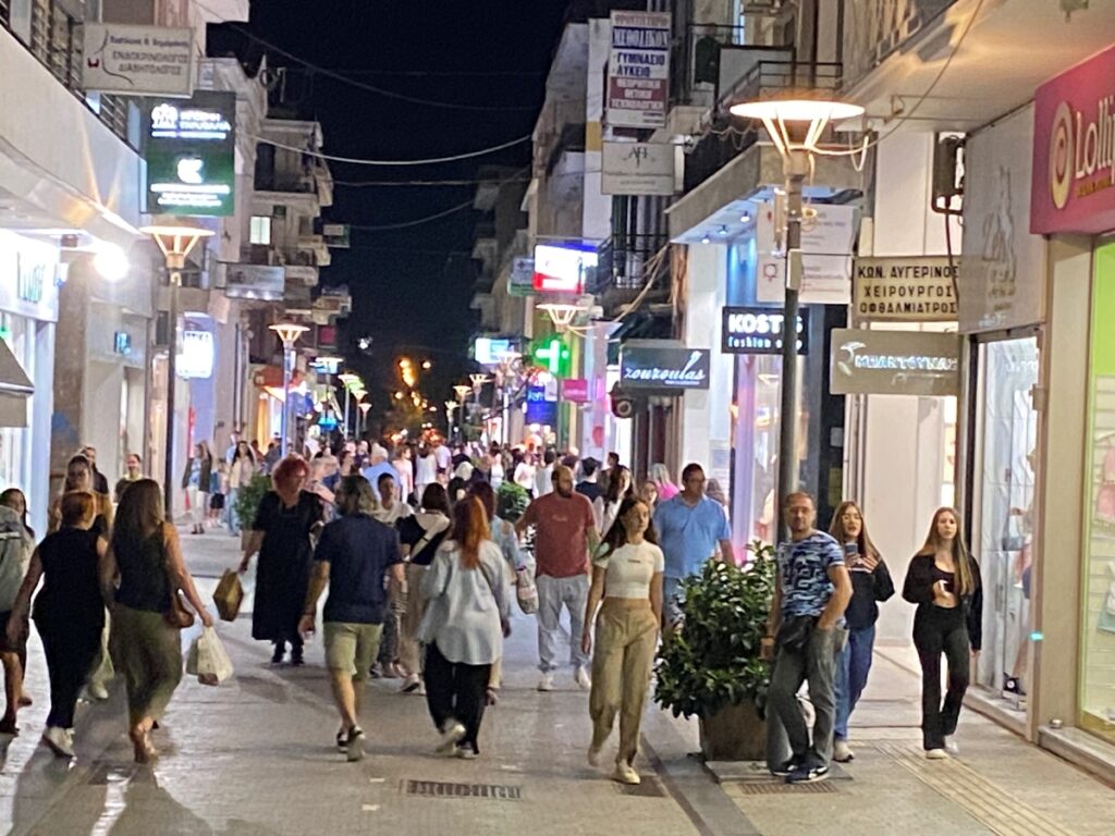 «Λευκές νύχτες Τρίπολης»: Το μεσημέρι βροχή, το βράδυ ψώνια και βόλτες