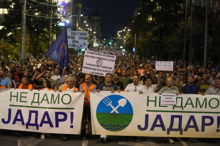 Σερβία: Χιλιάδες πολίτες διαδηλώνουν εναντίον της εξόρυξης κοιτασμάτων λιθίου