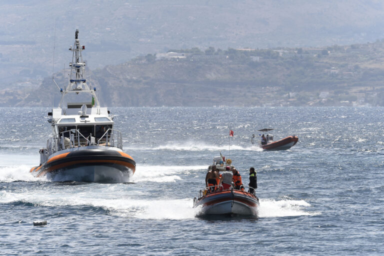 Βύθιση ιστιοφόρου στη Σικελία: Δύτες αναζητούν τους έξι αγνοούμενους του ναυαγίου – Μεταξύ αυτών και η 18χρονη κόρη του Μάικ Λιντς