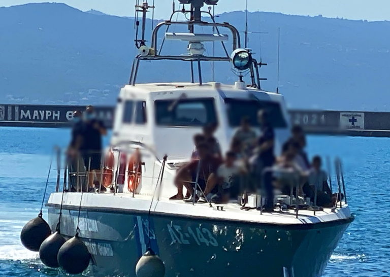 Καλαμάτα: Από την Τουρκία ξεκίνησαν οι 77 διασωθέντες μετανάστες, ανάμεσά τους 35 ανήλικοι – Ήταν 5 μέρες εν πλω