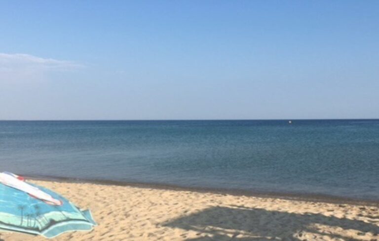 Χαλκιδική: Προσωρινή απαγόρευση κολύμβησης στην παραλία Ιερισσού λόγω διαρροής λυμάτων