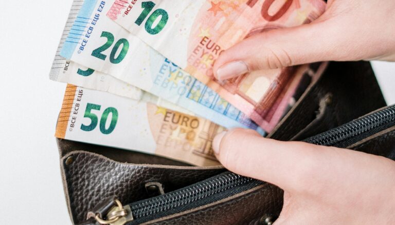 Ένθετο Οικονομία: Τα σενάρια για τη διόρθωση στην εισφορά αλληλεγγύης στις συντάξεις- Τι εξετάζει το υπουργείο Εργασίας 