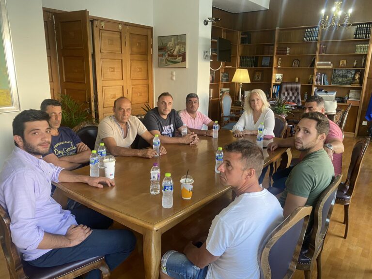 Αποχώρησαν οι αγρότες από το προαύλιο της Περιφερειακής Ενότητας Μαγνησίας