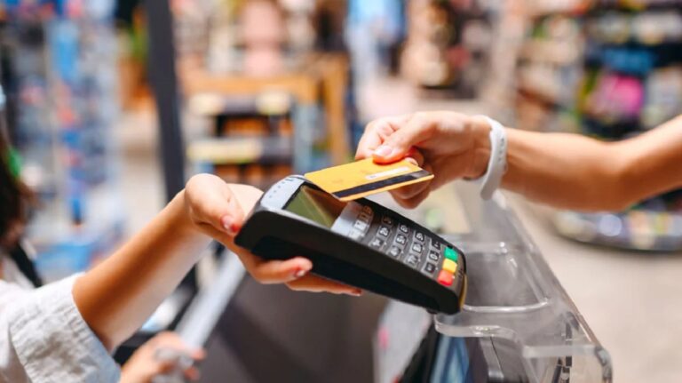 Διασύνδεση ταμειακών με POS και ΑΑΔΕ: Προβλήματα στην λειτουργία των επιχειρήσεων εστίασης επικαλούνται οι ιδιοκτήτες