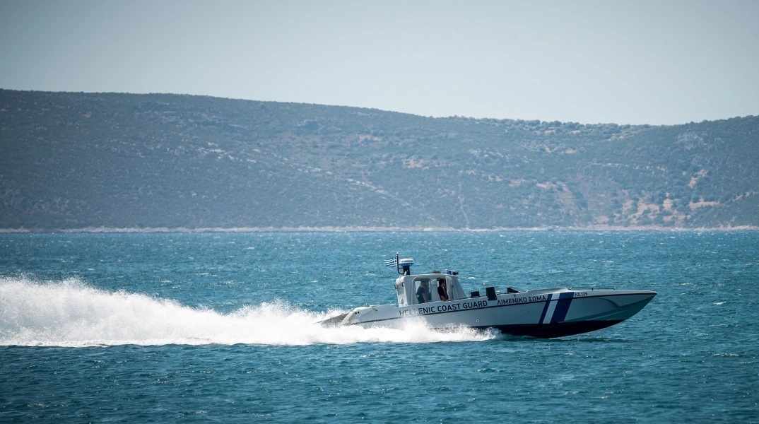 Συνελήφθη διακινητής που μετέφερε πρόσφυγες και μετανάστες