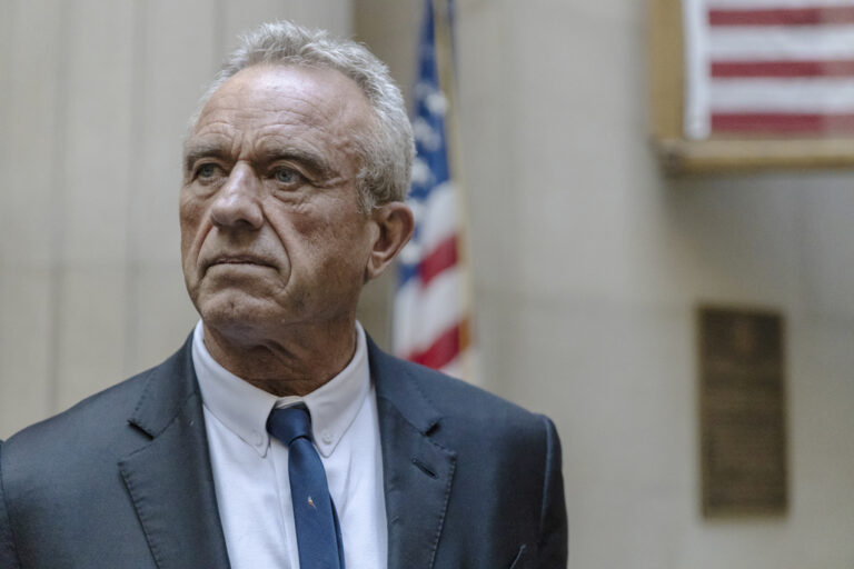 ΗΠΑ: Προς απόσυρση από την κούρσα των προεδρικών εκλογών ο Ρόμπερτ Φ. Κένεντι τζούνιορ – Ποιον υποψήφιο θα στηρίξει