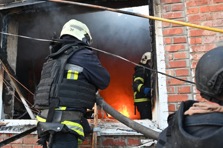 Πόλεμος στην Ουκρανία: Έντεκα νεκροί από ρωσικούς βομβαρδισμούς – Πέντε νεκροί από ουκρανικά πλήγματα στη Ρωσία