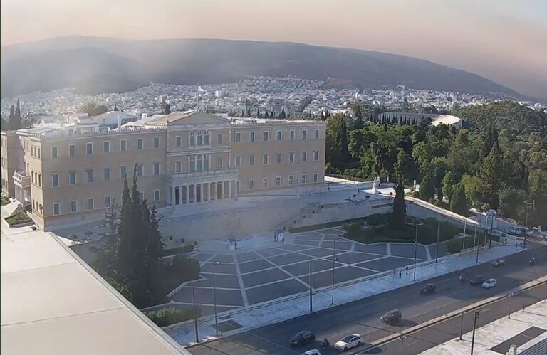 Το Σύνταγμα καλύφθηκε από τον καπνό – Απόκοσμη η εικόνα στην Αττική