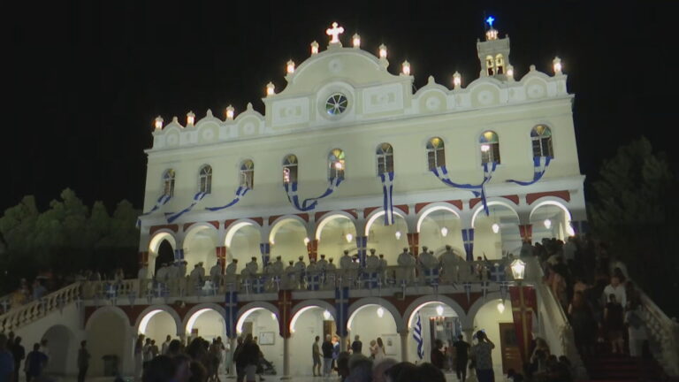 Insula Tinos atrage atenția printr-o combinație unică de ritualuri religioase și tradiții uimitoare