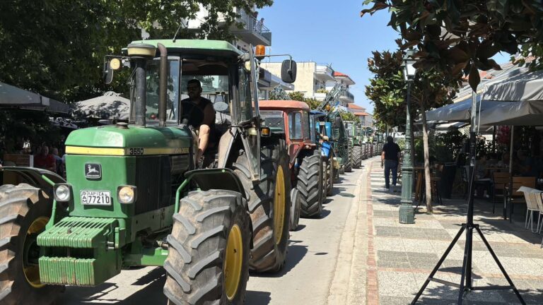 Θεσσαλία: Στους δρόμους με τα τρακτέρ για τις αποζημιώσεις οι αγρότες σε Πλατύκαμπο και Φάρσαλα – Κρίσιμη συνάντηση με Κ. Τσιάρα στην Καρδίτσα