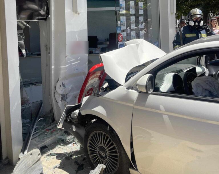 Αυτοκίνητο «εισέβαλε» σε πρακτορείο ταξιδίων στο κέντρο του Ηρακλείου
