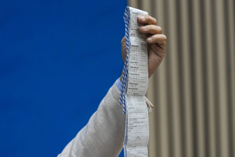Η αντιπολίτευση κατηγορεί τον πρόεδρο Μαδούρο πως «παίζει με τη ζωή εκατομμυρίων» πολιτών της Βενεζουέλας
