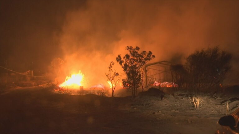 Σε πύρινο κλοιό η Αττική: Διαρκής μάχη με τις φλόγες σε Βριλήσσια και Πεντέλη – Συνεχείς αναζωπυρώσεις και ισχυροί άνεμοι (Live)