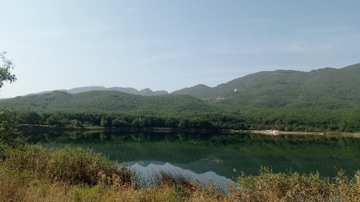 Λίμνη Ζαραβίνα: Η “εναλλακτική παραλία” της Ηπείρου κρυμμένη στο πράσινο τοπίο