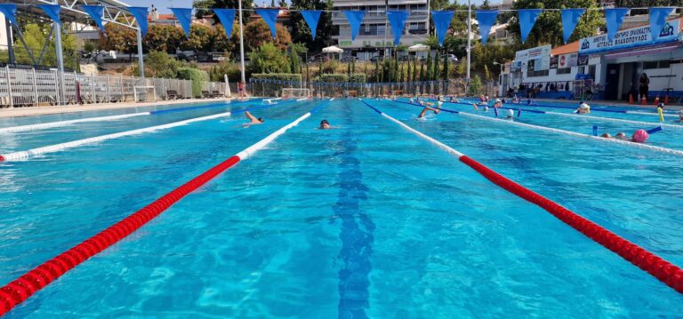 Θεσσαλονίκη: Κολυμβητές βουτούν νύχτα στην πισίνα του Ωραιοκάστρου για καλό σκοπό