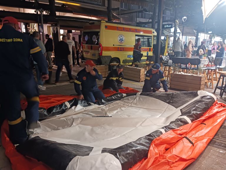 αυτοκτονια-2 Aίσιο τέλος στο περιστατικό με τον άνδρα που απειλούσε να πέσει στο κενό