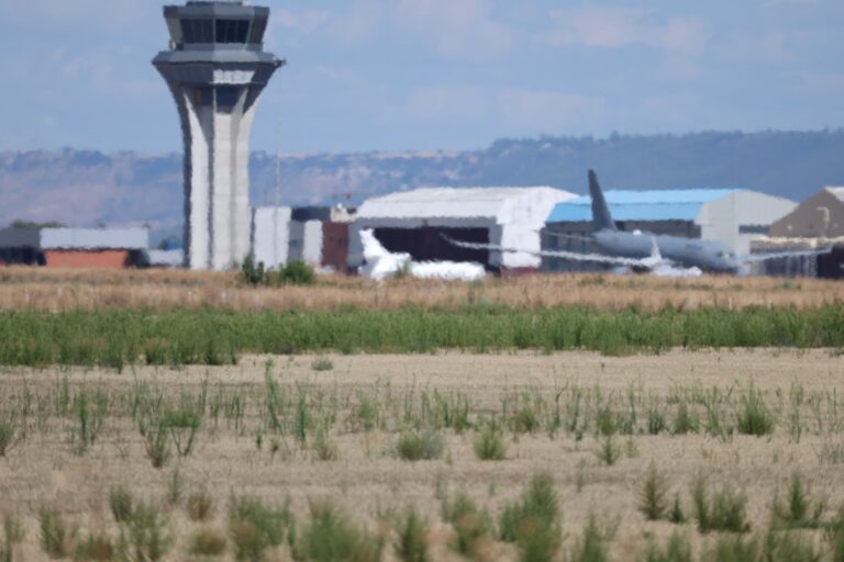 Ολιγόωρη διακοπή πτήσεων σε 3 αεροδρόμια της Μόσχας για λόγους ασφαλείας – Μία γυναίκα νεκρή από τις ουκρανικές αεροπορικές επιθέσεις