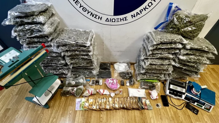 «Ροζ» κοκαΐνη μεταξύ των ναρκωτικών που κατασχέθηκαν σε οικίες στην Αθήνα και την Αγία Παρασκευή