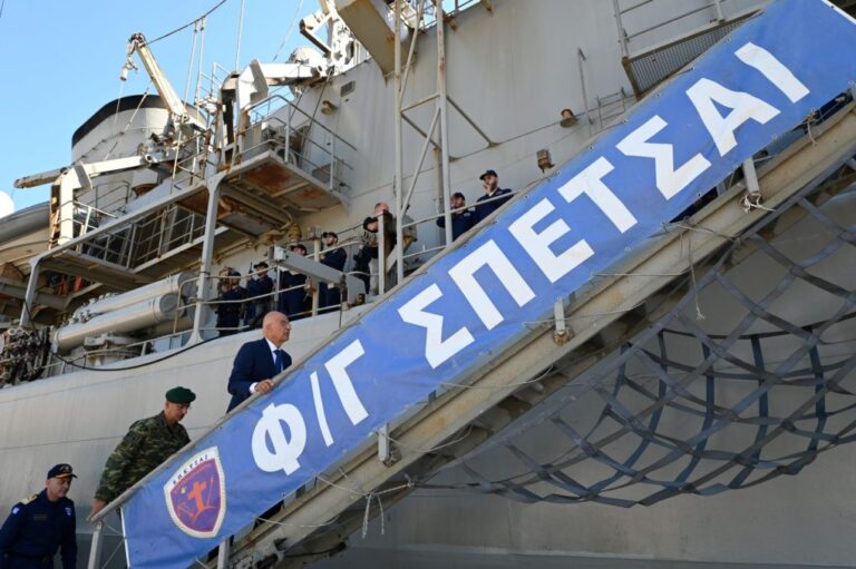 Δένδιας: Προσεχώς στη Βουλή ο αντι-drone θόλος και το σύστημα «Κένταυρος» – Επισκέφθηκε τη φρεγάτα «Σπέτσαι»