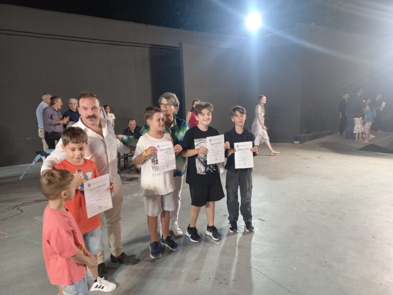 Λάρισα: Με χαμόγελα και περηφάνεια παρέλαβαν τα βραβεία τους οι μαθητές που διακρίθηκαν στους διαγωνισμούς της Μαθηματικής Εταιρείας 
