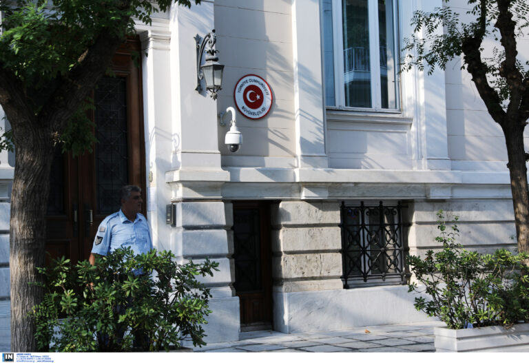 Τουρκική πρεσβεία: Αναληθές ότι είναι δική μας υπάλληλος η γυναίκα που αντέδρασε για τους μετανάστες στην Τήλο