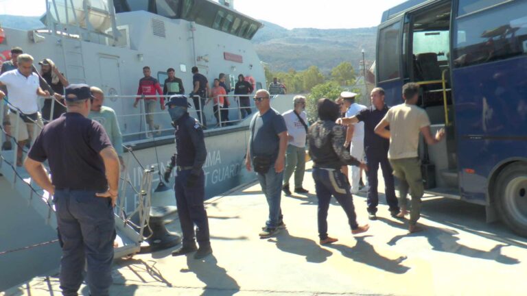 Στο λιμάνι της Σούδας οι 78 μετανάστες από τη Γαύδο (φωτό)