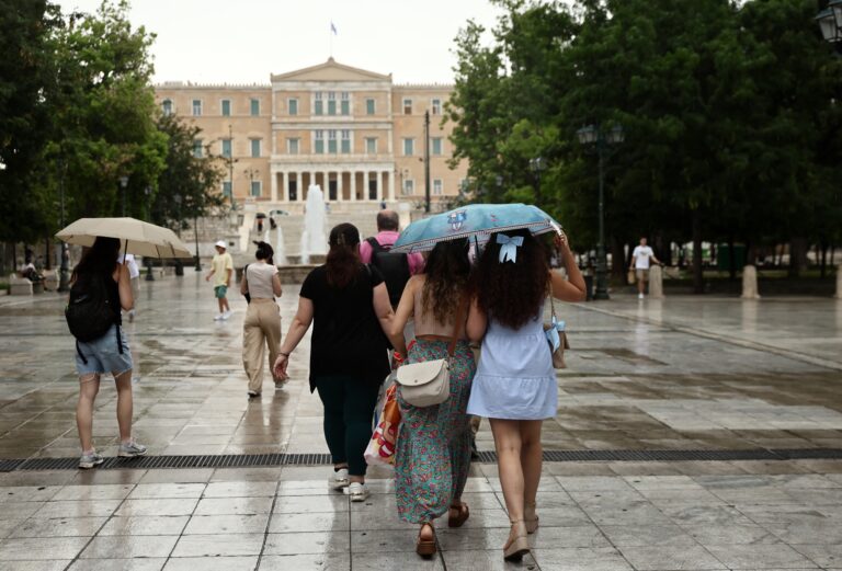 Καιρός: Τοπικές μπόρες και μικρή πτώση της θερμοκρασίας – Η πρόγνωση από τη Ν. Ζιακοπούλου