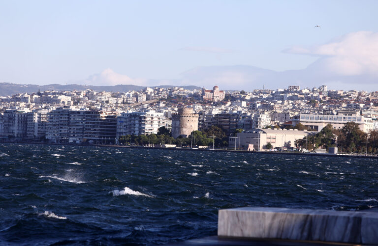 Θεσσαλονίκη: Μανιασμένα κύματα στον Θερμαϊκό