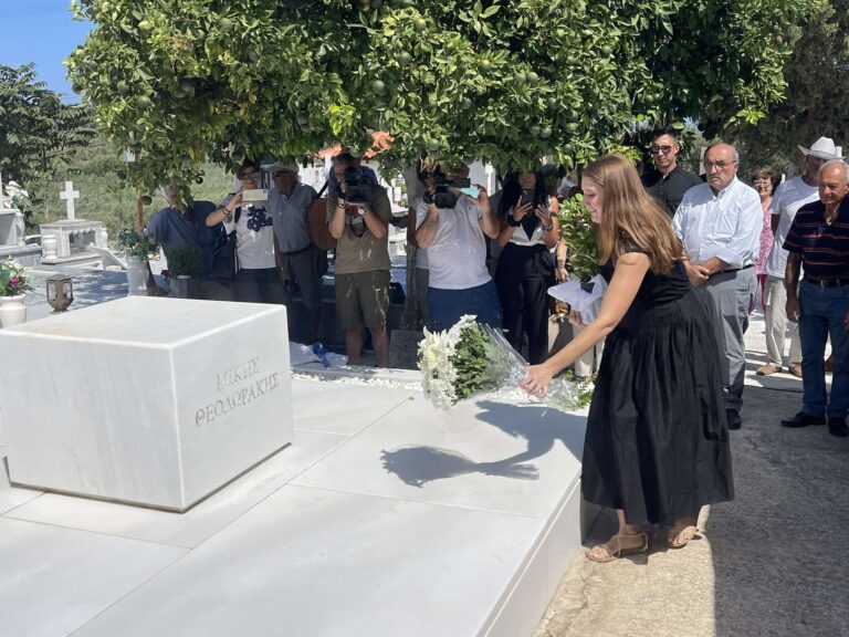 Συγκινημένη η εγγονή του Μίκη Θεοδωράκη στα Χανιά: «Ο παππούς είναι ο ήλιος μας, είναι πάντα εδώ μαζί μας» (video)