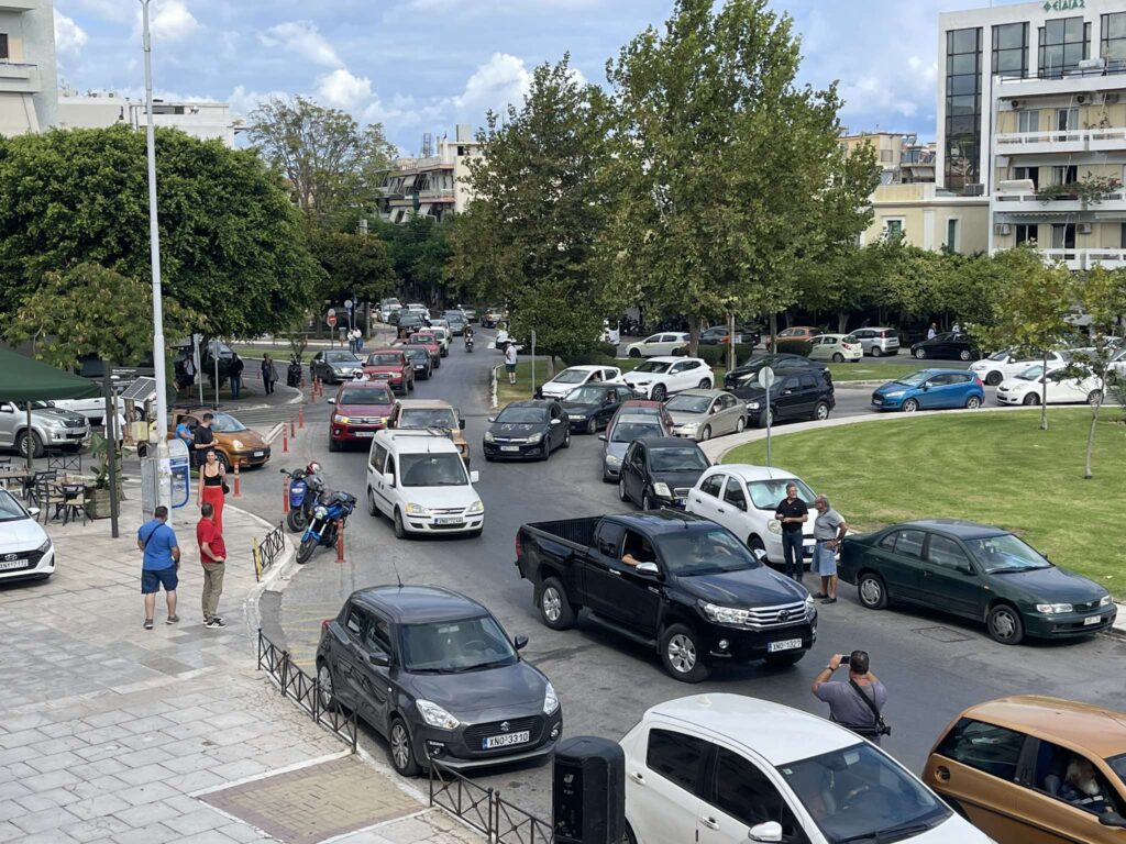 Χανιά: Μεγάλη κινητοποίηση κατοίκων και φορέων – Εναντιώνονται στους πυλώνες υψηλής τάσης και τις ανεμογεννήτριες στα βουνά (φωτό-βίντεο)