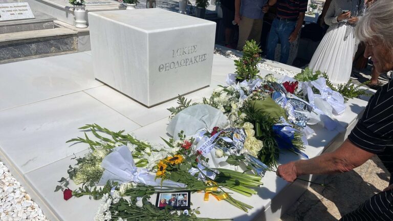 Χανιά: Στο κοιμητήριο Γαλατά το τριετές μνημόσυνο για τον Μίκη Θεοδωράκη (video)