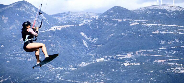 Θέαμα που κόβει την ανάσα από τους αθλητές κάιτ σερφ στο Δράπανο