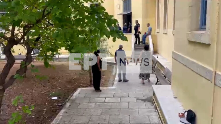 Ένταση έξω από τα δικαστήρια Χανίων – Προπηλάκισαν τον 39χρονο κατηγορούμενο για ενδοοικογενειακή βία συγγενείς του θύματος (βίντεο)
