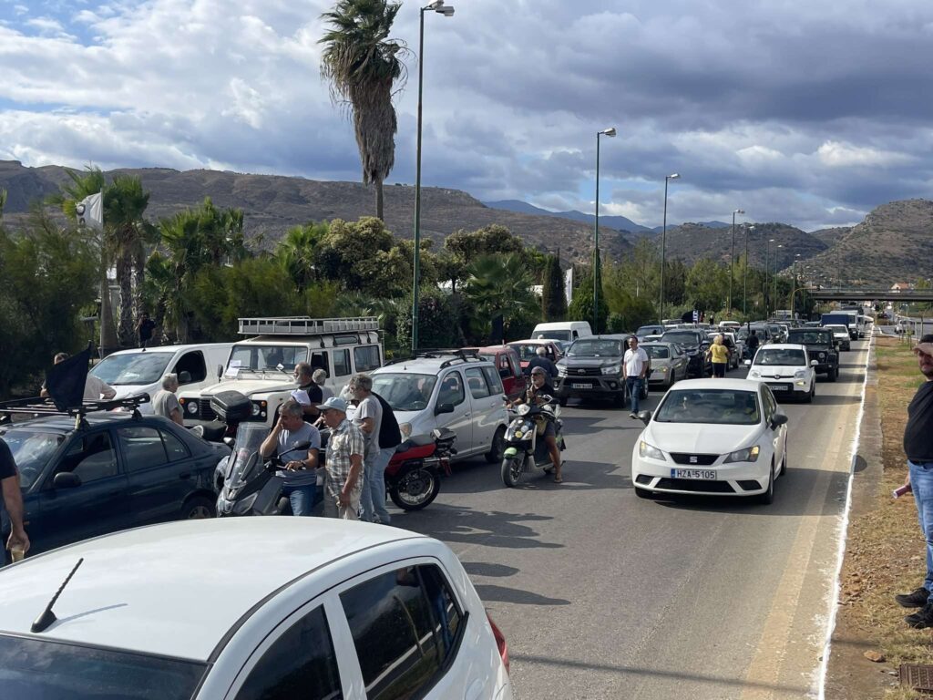 Χανιά: Μεγάλη κινητοποίηση κατοίκων και φορέων – Εναντιώνονται στους πυλώνες υψηλής τάσης και τις ανεμογεννήτριες στα βουνά (φωτό-βίντεο)