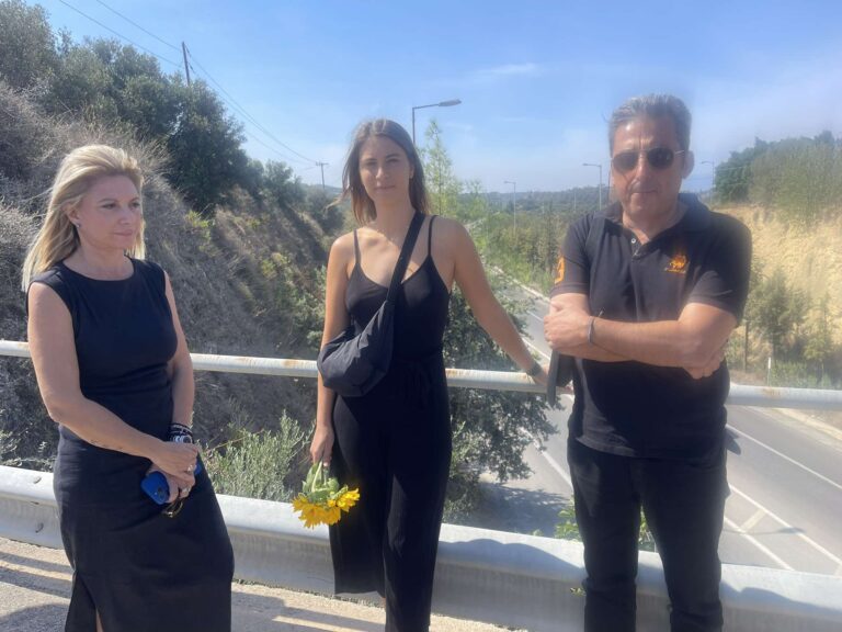Λουλούδια στο σημείο του τροχαίου δυστυχήματος στον ΒΟΑΚ στα Χανιά, από τη Μαρία Καρυστιανού και τον Παύλο Ασλανίδη