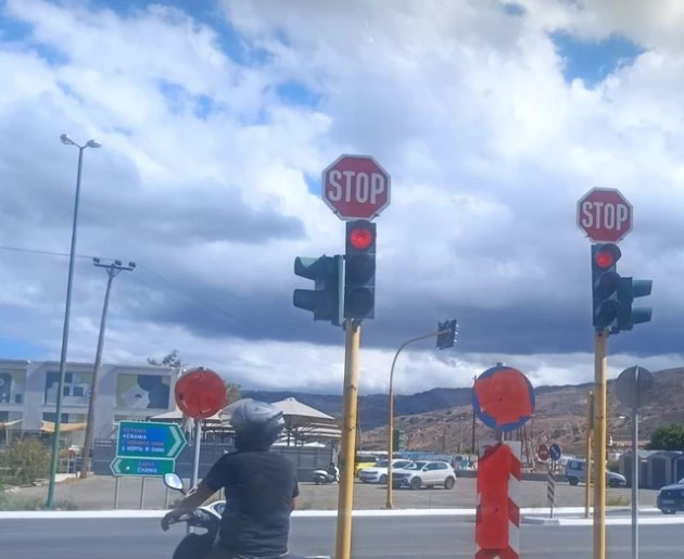 Χανιά: Άγνωστοι κάλυψαν με κόκκινη μπογιά πινακίδες σήμανσης του ΚΟΚ στον ΒΟΑΚ