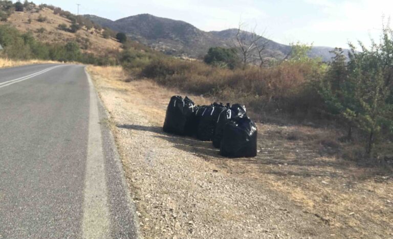 Απομακρύνει τα σκουπίδια από τα ερείσματα των δρόμων ο Δήμος Ελασσόνας