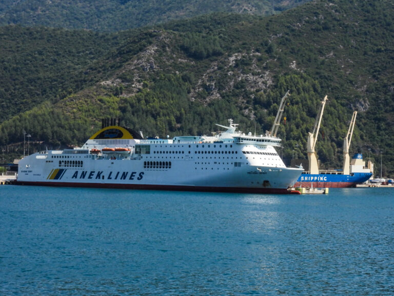 Βλάβη στο πλοίο «Έλυρος» για Χανιά, μεταξύ Αίγινας και Γλυφάδας – Αναμένεται να επιστρέψει στο λιμάνι του Πειραιά