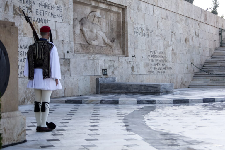 Λήξη συναγερμού στο κέντρο της Αθήνας για τον σάκο κοντά στο μνημείο του Αγνώστου Στρατιώτη